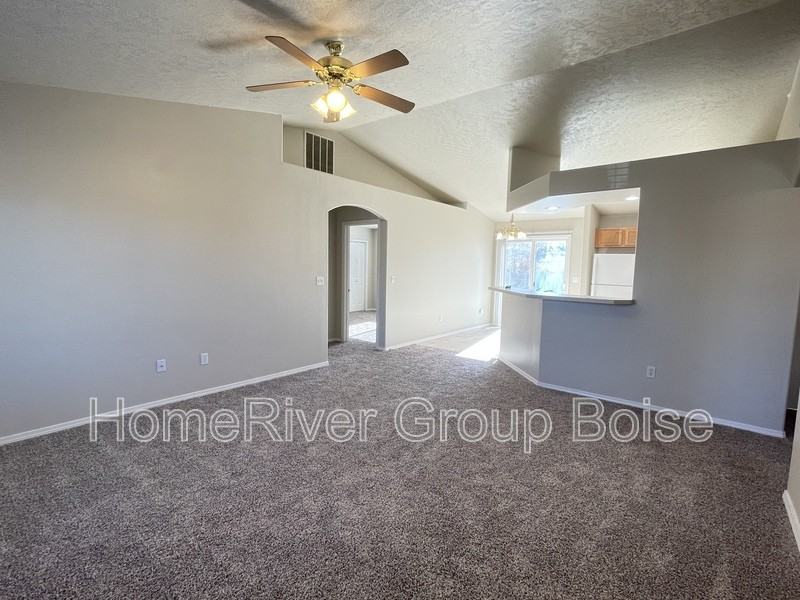 2233 W Mountain Pointe Ct - Photo 4 of 18