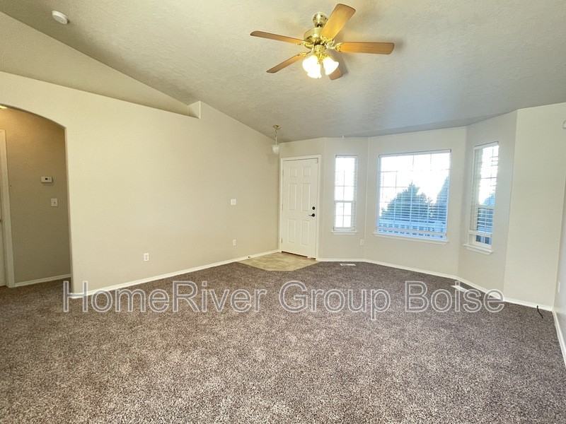 2233 W Mountain Pointe Ct - Photo 5 of 18