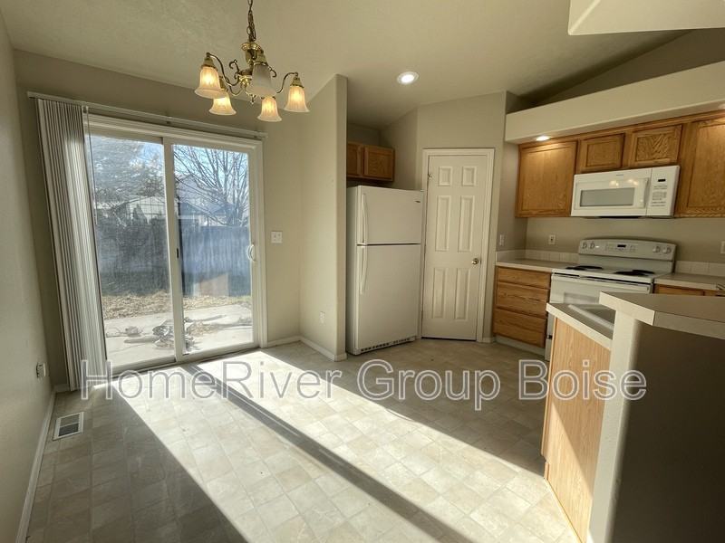 2233 W Mountain Pointe Ct - Photo 2 of 18