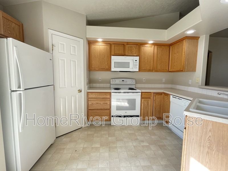 2233 W Mountain Pointe Ct - Photo 3 of 18