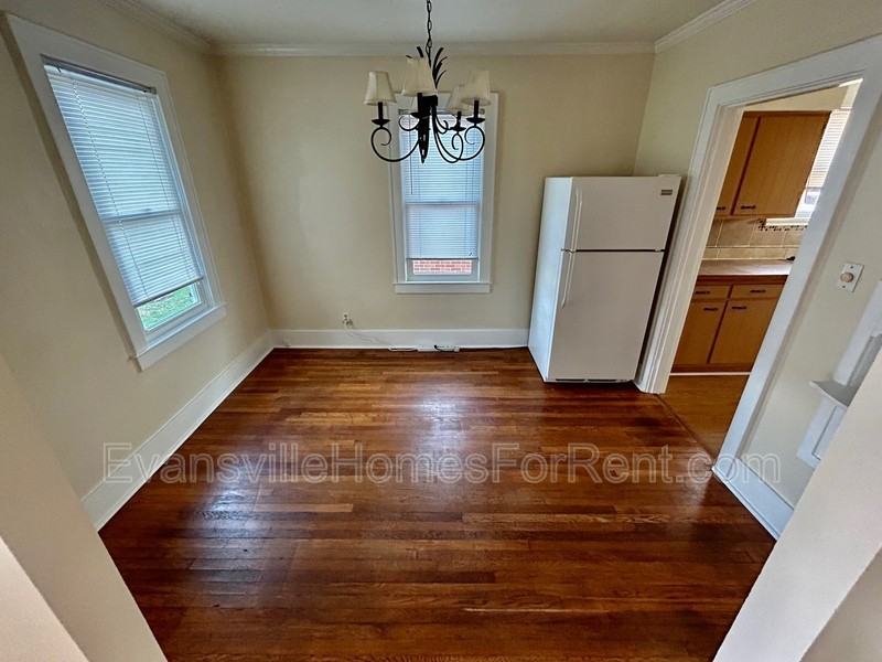 407 Wedeking Ave - Photo 3 of 11