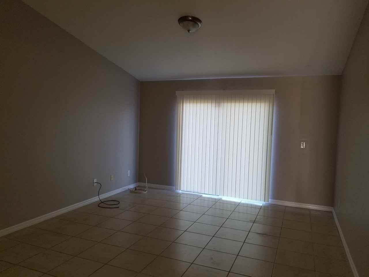 907 Chenault St - Photo 7 of 9