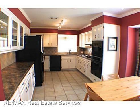 10021 Canterbury Dr - Photo 3 of 11