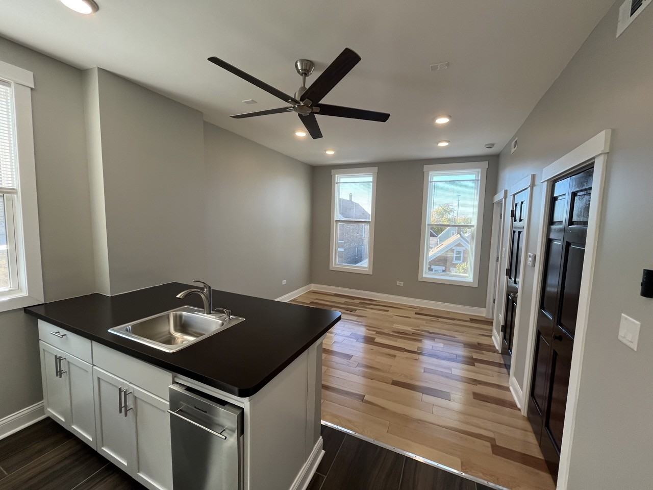 2339 S Sacramento Ave #3F - Photo 2 of 15