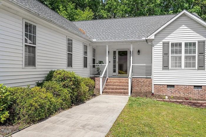 127 Lily Xing - Photo 3 of 36