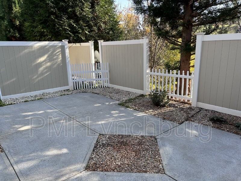 1040 Commonwealth Cir - Photo 4 of 21