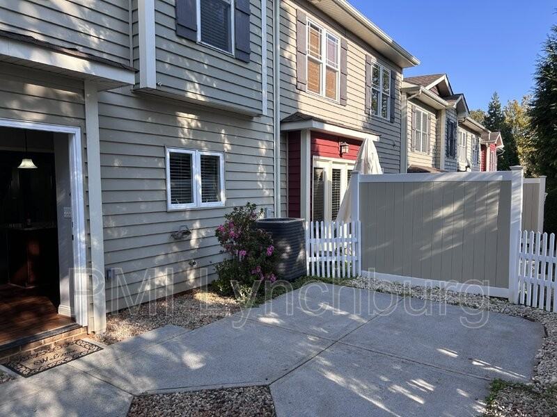 1040 Commonwealth Cir - Photo 5 of 21