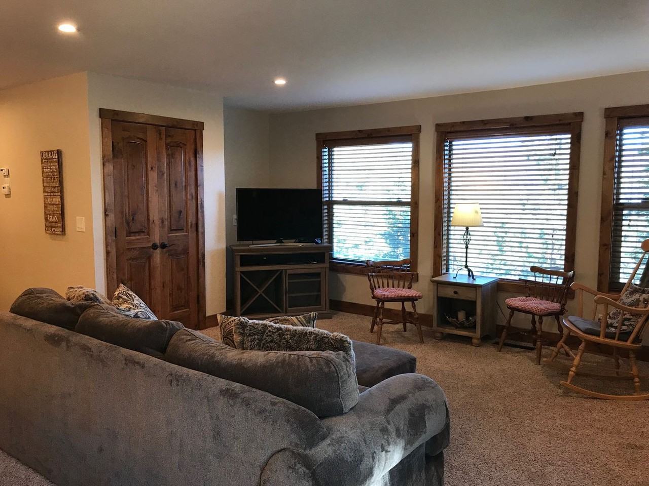 964 Dorcey Dr - Photo 3 of 20