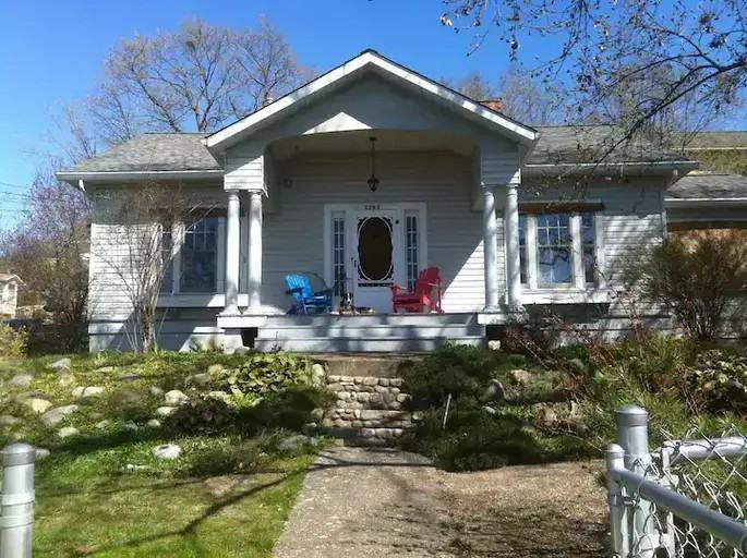 2703 26 St - Photo 3 of 16