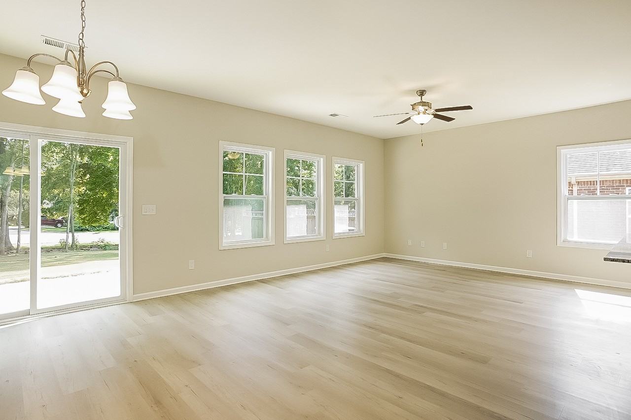 446 Bainbridge Dr - Photo 3 of 16