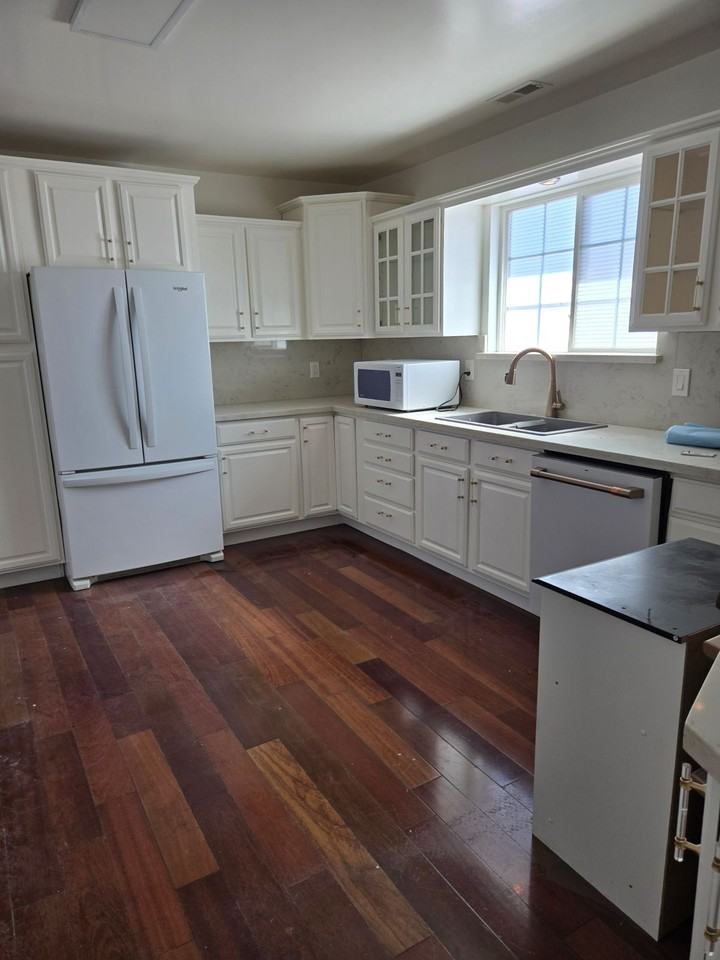 829 9th St - Photo 3 of 12