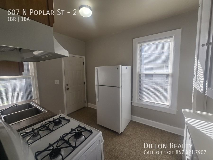 607 N Poplar St #2 - Photo 5 of 11