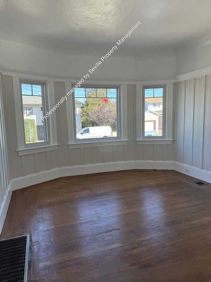 6525 Herzog St - Photo 5 of 44
