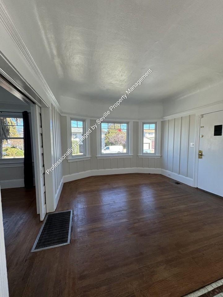 6525 Herzog St - Photo 6 of 44
