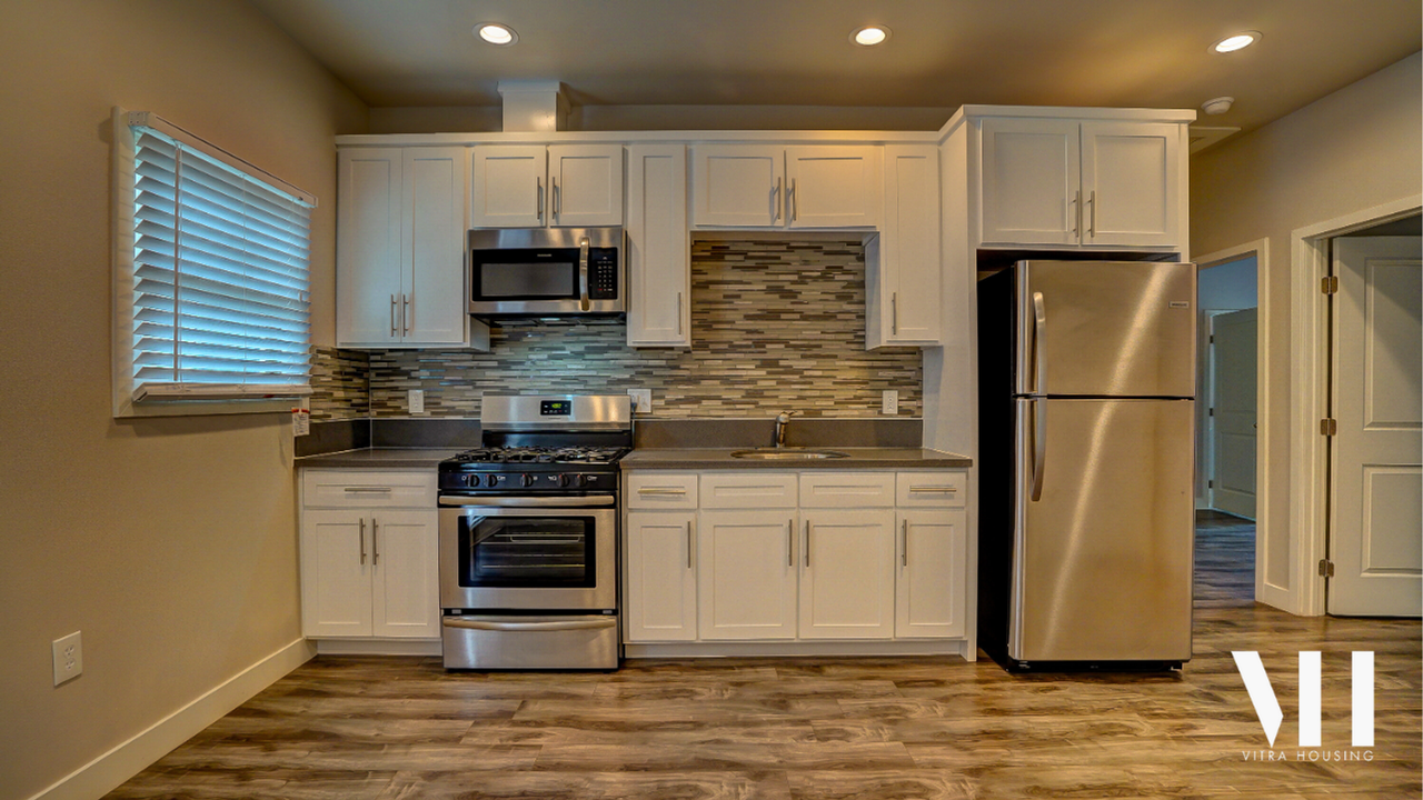 Modern Three Bedroom House Near USC Campus! - Photo 2 of 7