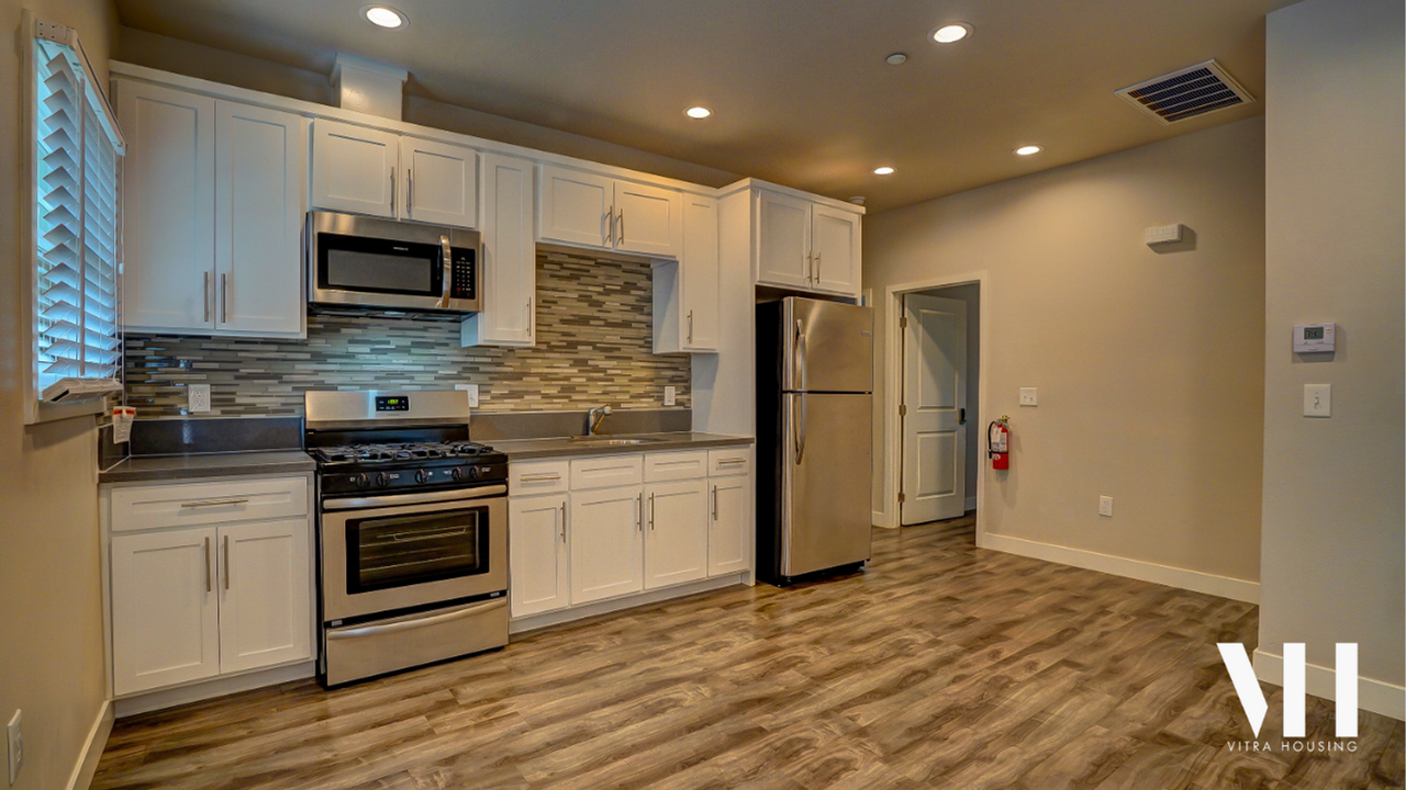 Modern Three Bedroom House Near USC Campus! - Photo 3 of 7