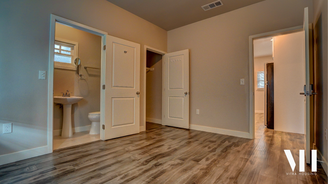 Modern Three Bedroom House Near USC Campus! - Photo 4 of 7