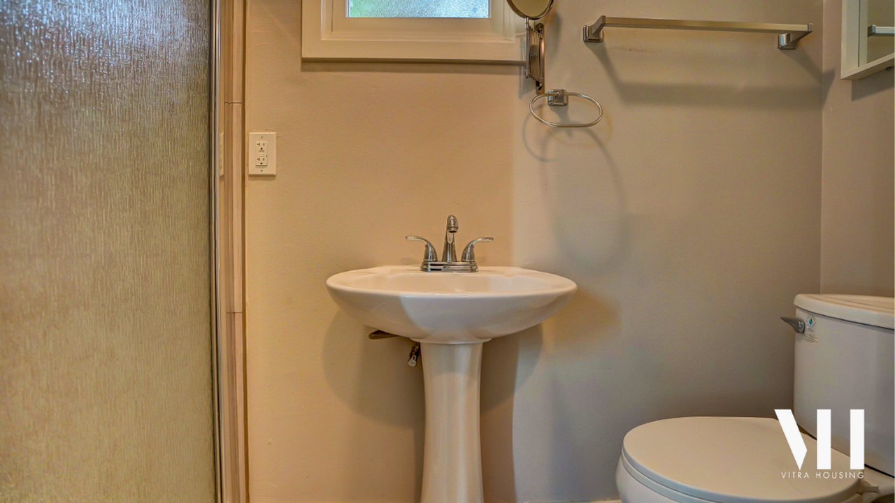 Modern Three Bedroom House Near USC Campus! - Photo 5 of 7