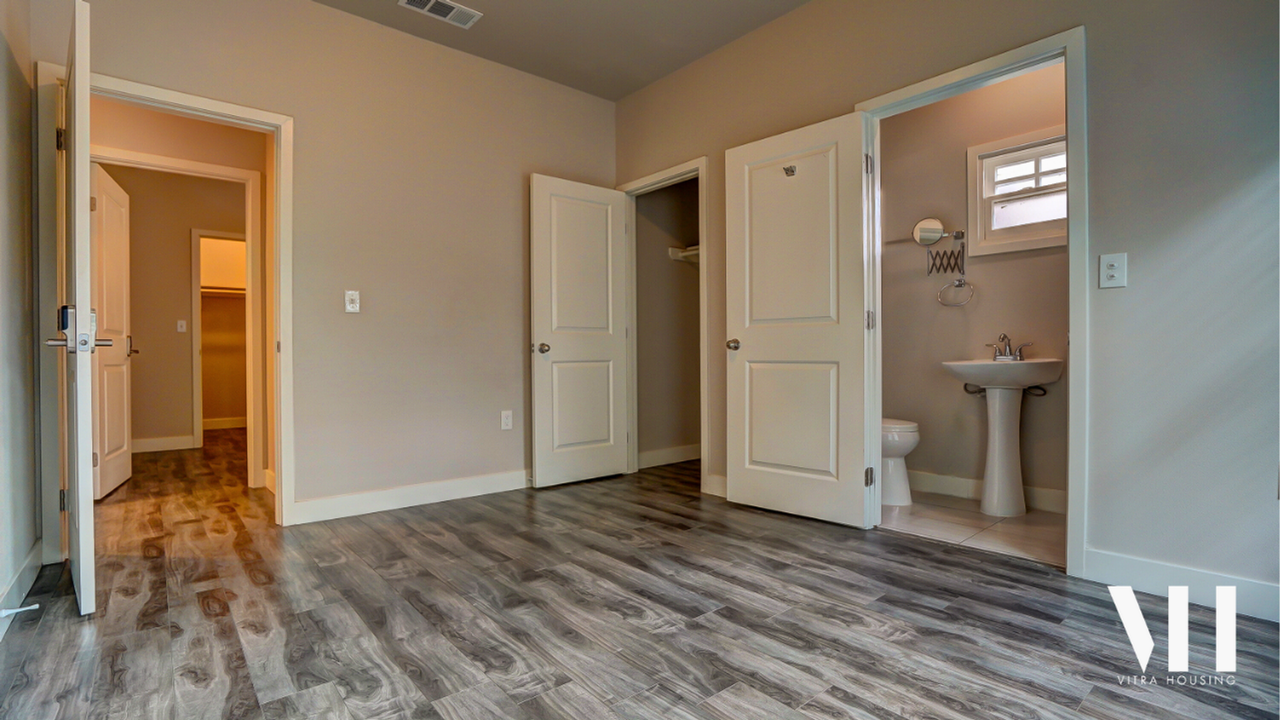 Modern Three Bedroom House Near USC Campus! - Photo 6 of 7