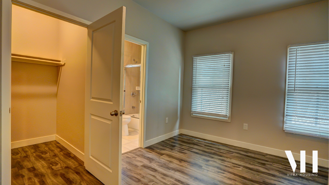 Modern Three Bedroom House Near USC Campus! - Photo 7 of 7