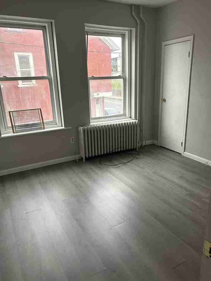 1137 E 3rd St #1 - Photo 5 of 8