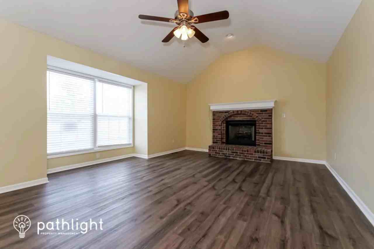 1920 Fairground Dr - Photo 2 of 19