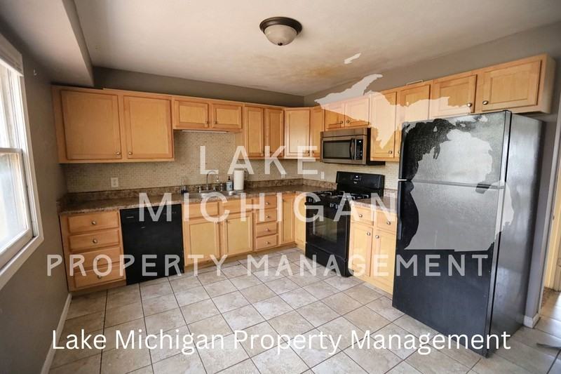 5775 Christie Ave Se - Photo 3 of 13