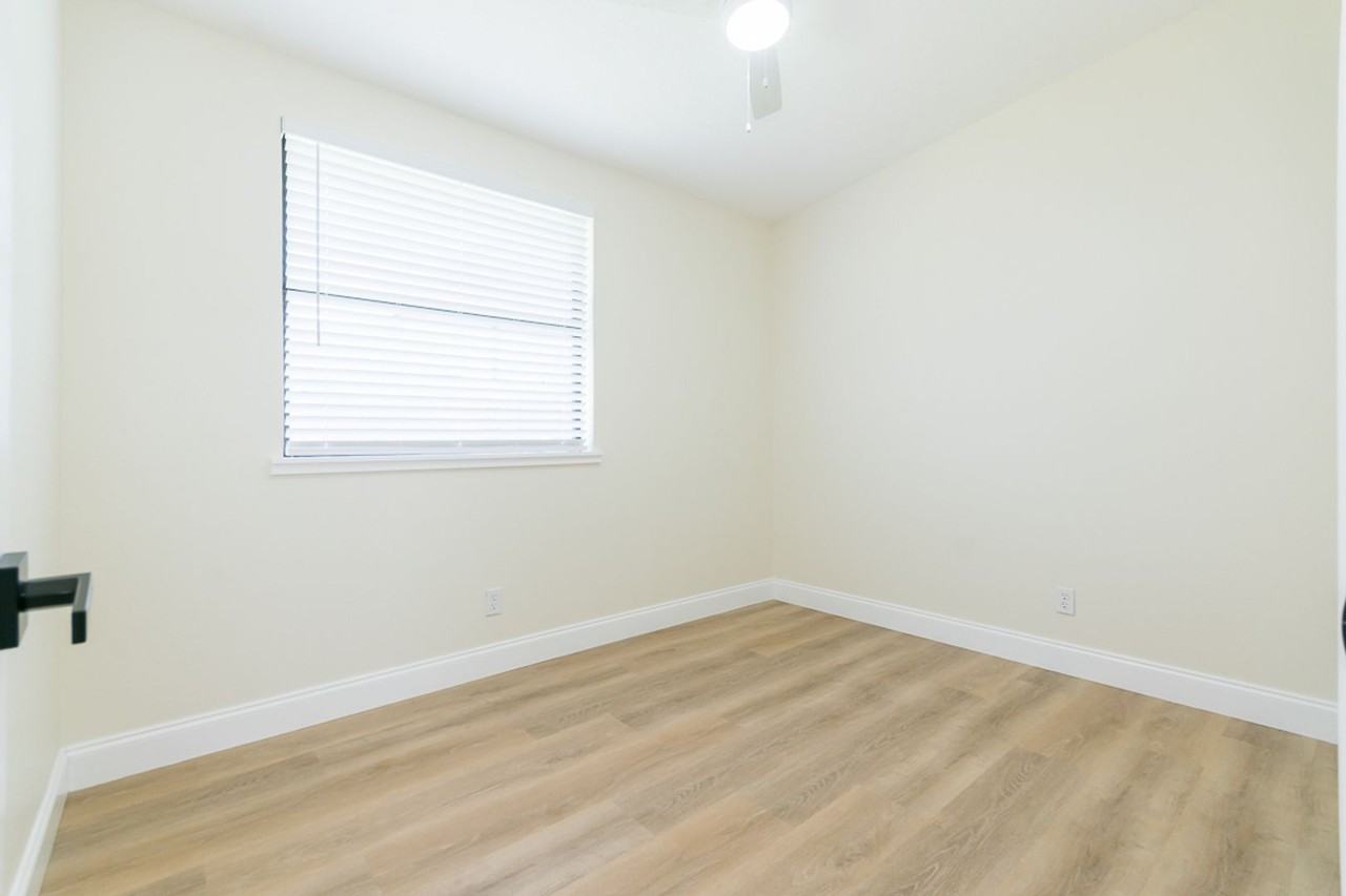 570 Seagate Ave - Photo 3 of 16