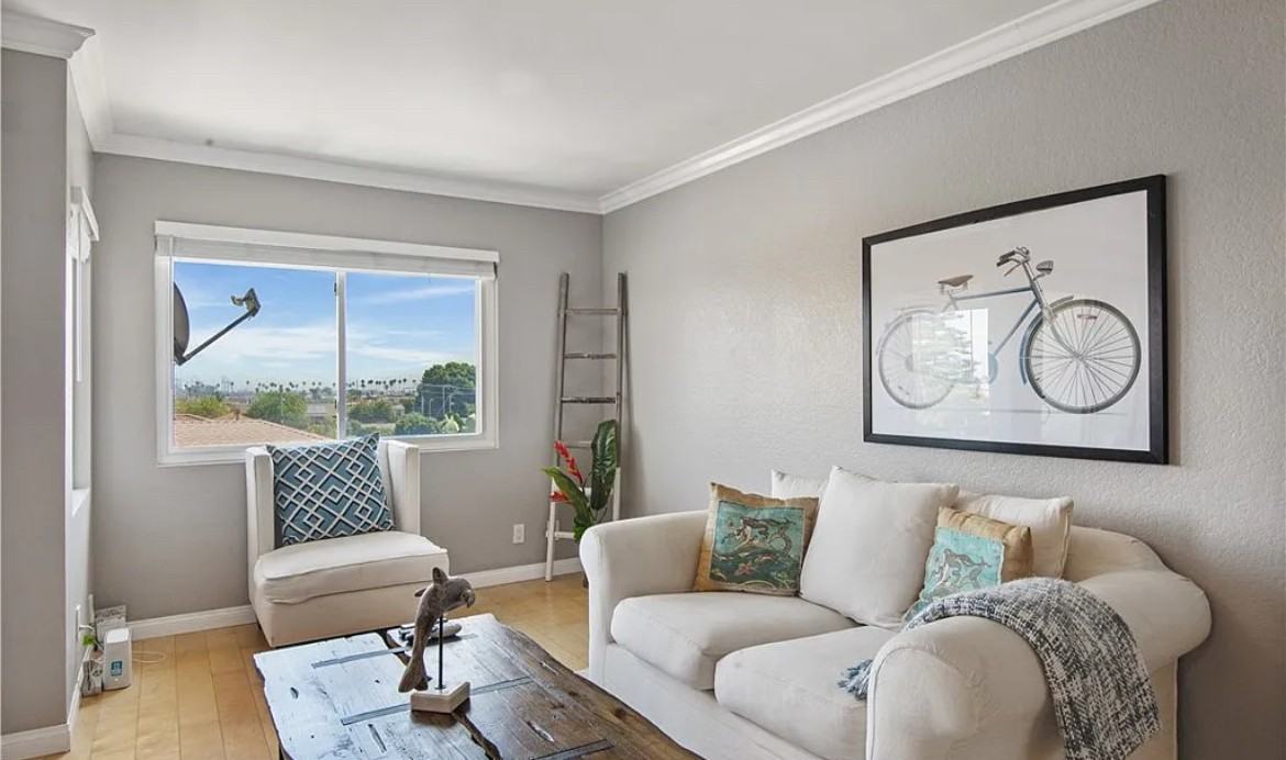 785 W 19Th St - Photo 2 of 7