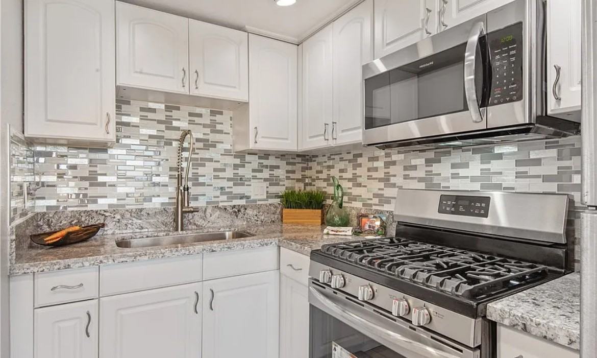 785 W 19Th St - Photo 3 of 7