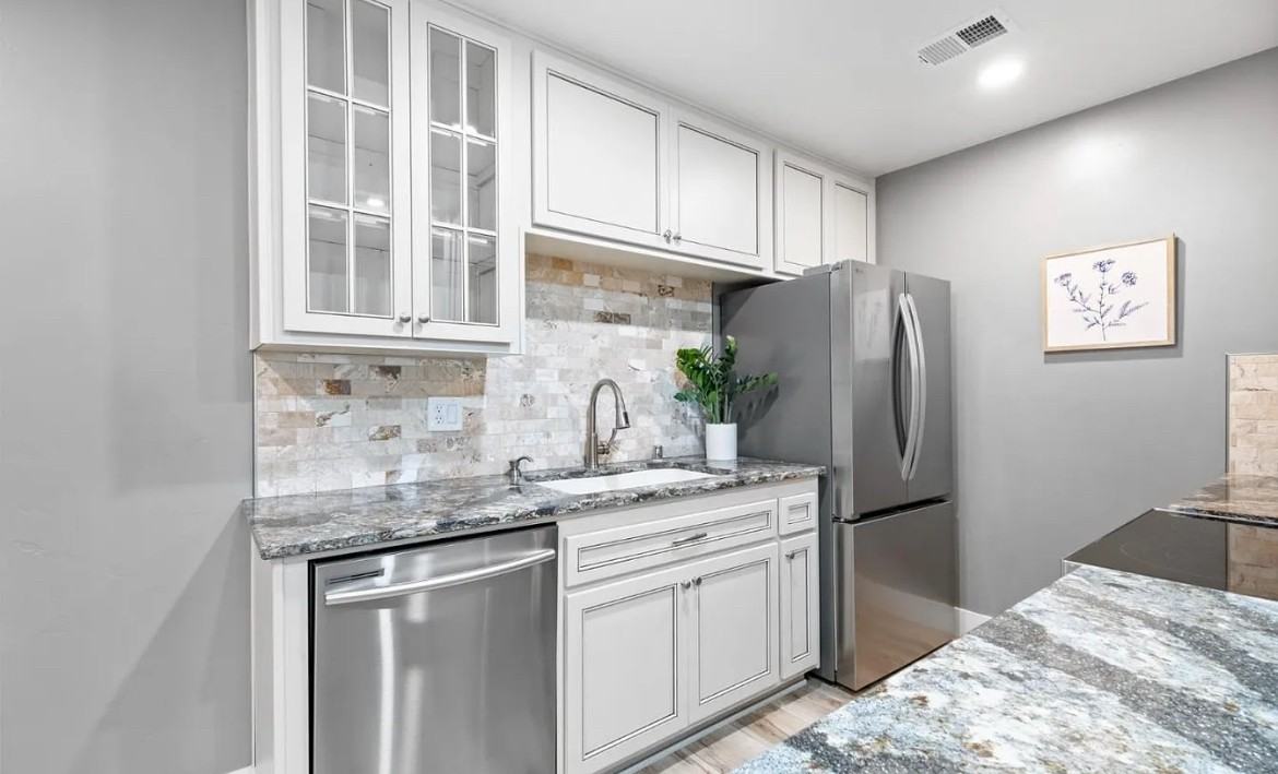 259 N Capitol Ave - Photo 3 of 11