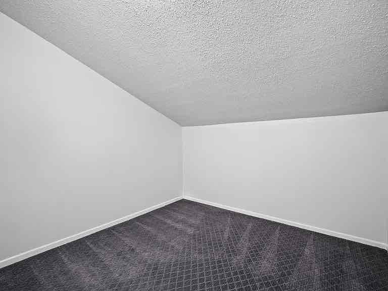 1051 Nw Greenwood St - Photo 4 of 19