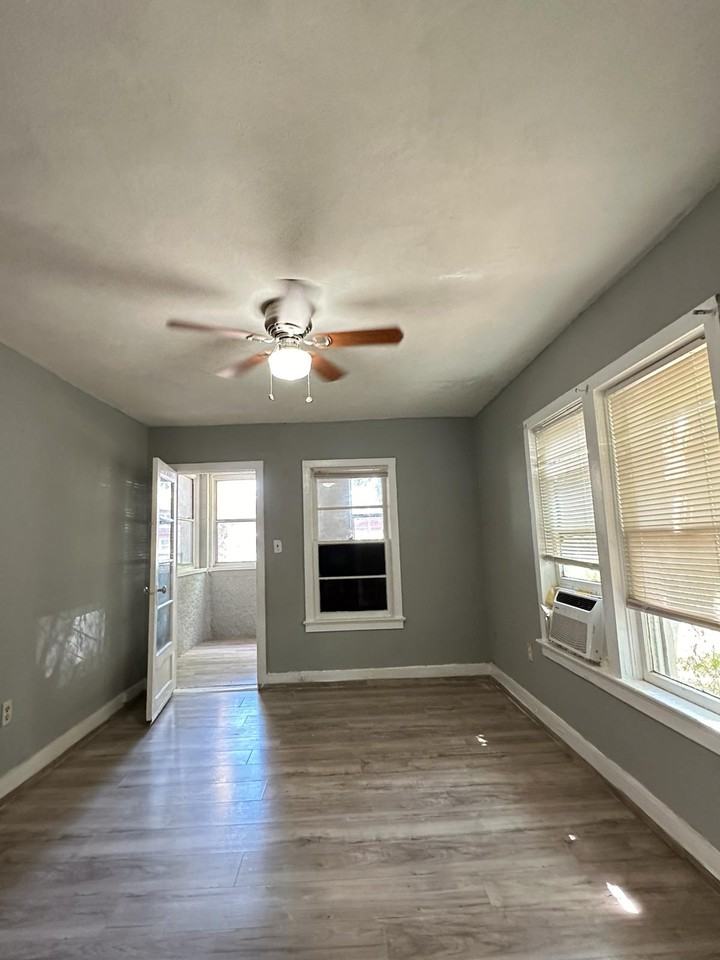 202 S 6th St #1 - Photo 4 of 7