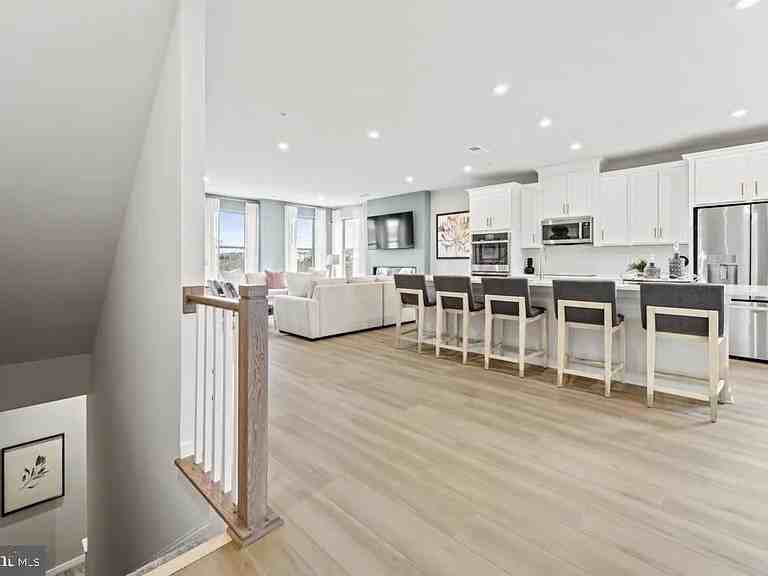 2472 Metrobus Aly #0 - Photo 2 of 21