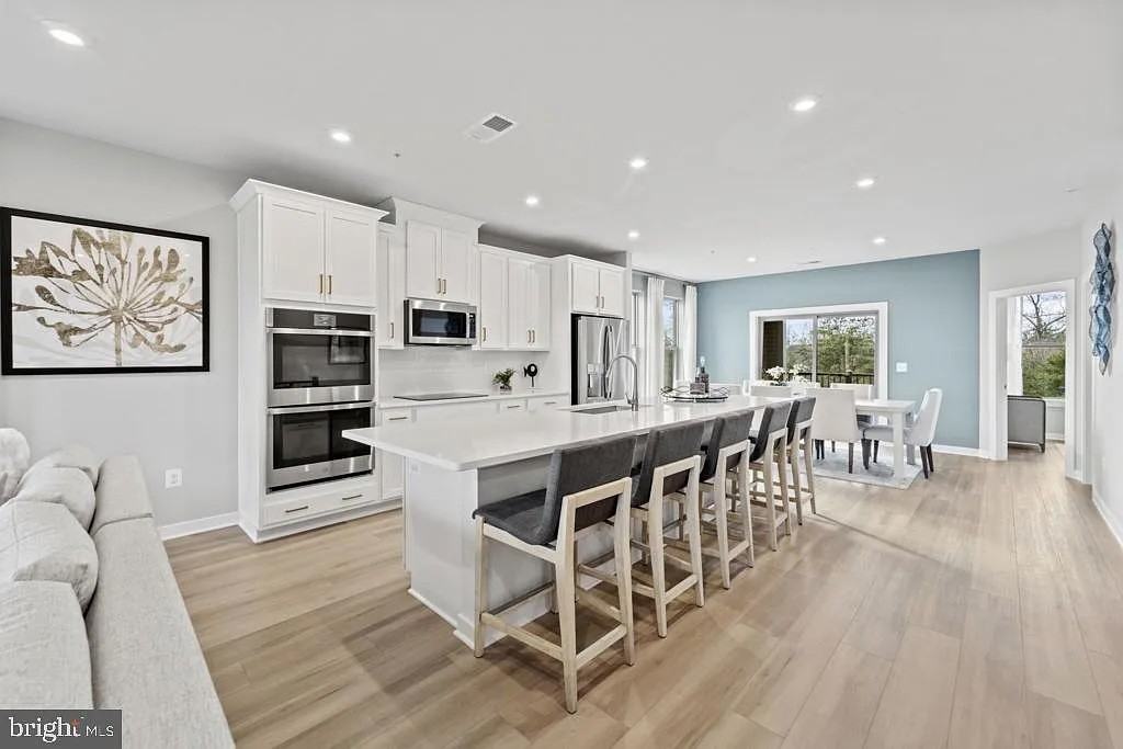 2472 Metrobus Aly #0 - Photo 3 of 21