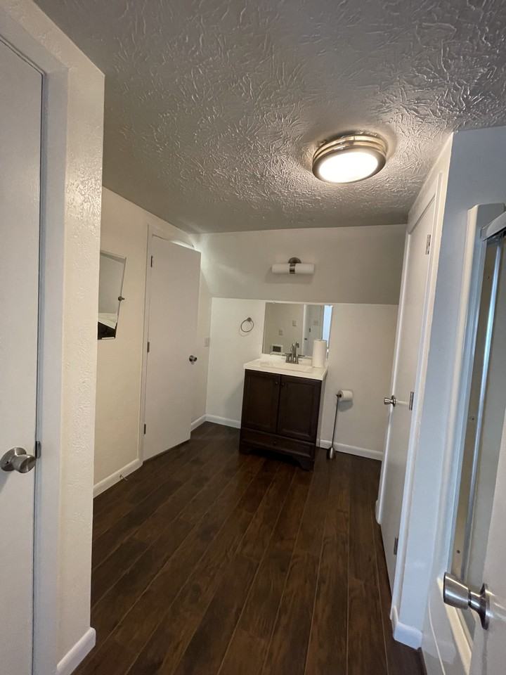 712 West 6th Street #4 - Photo 2 of 11