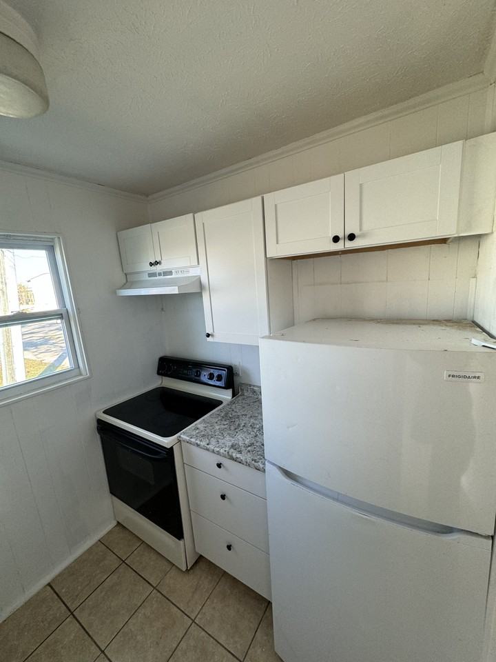 715 W 13th St #1 - Photo 6 of 13