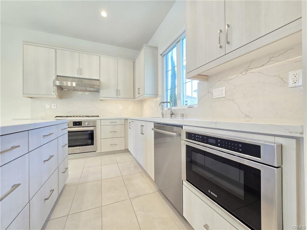 111 Winnett - Photo 2 of 8