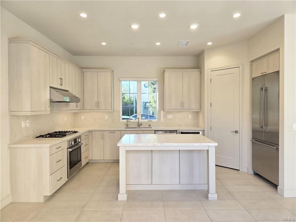 111 Winnett - Photo 3 of 8