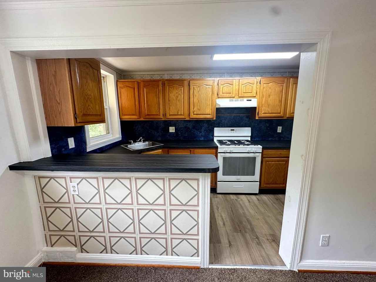 142 W 21st St - Photo 3 of 10