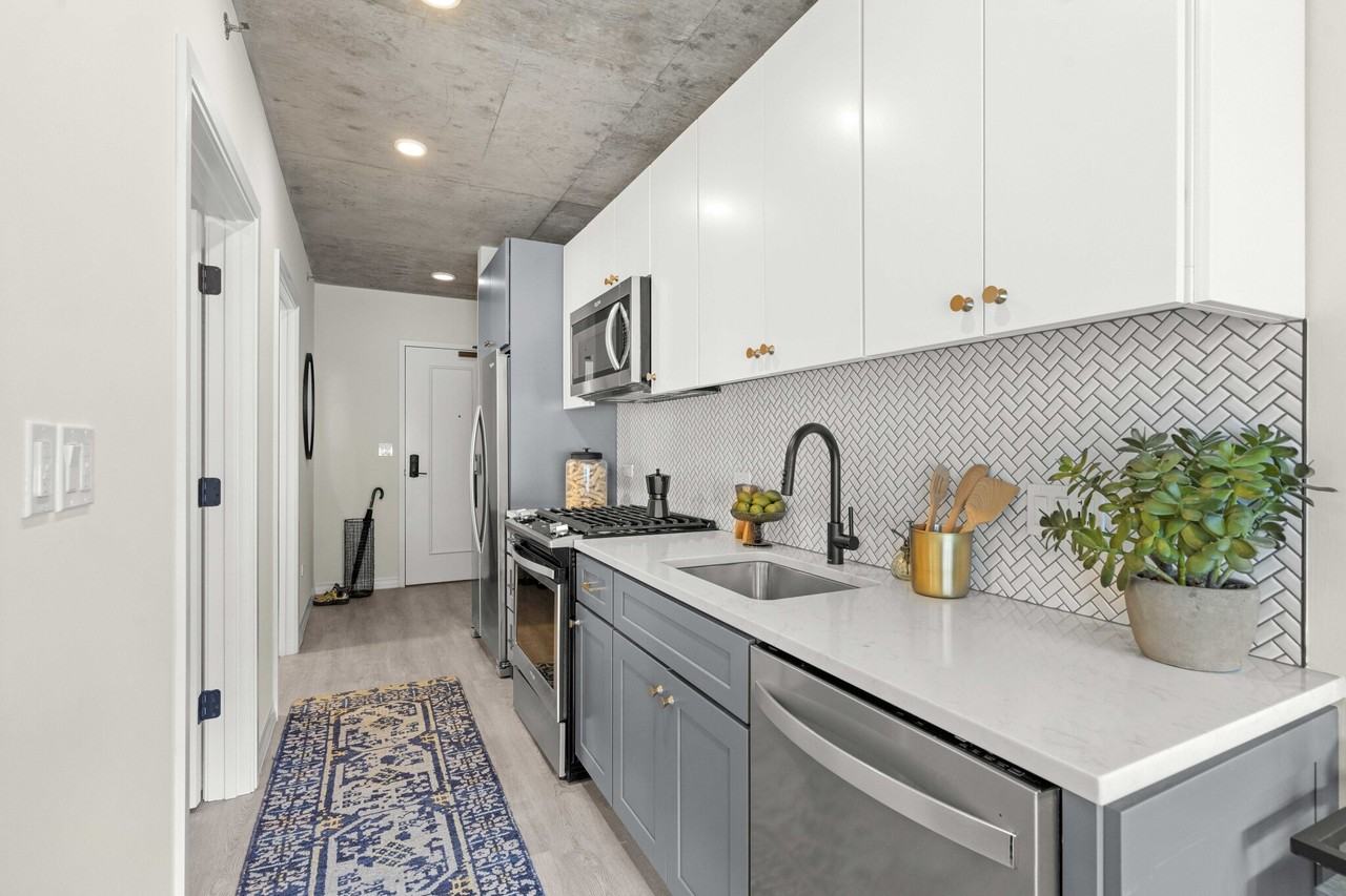 169 W Huron St - Photo 4 of 24