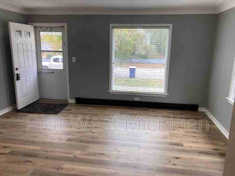 820 Spring Ave Ne - Photo 2 of 19