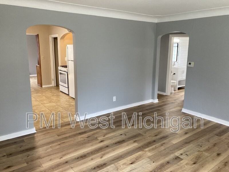 820 Spring Ave Ne - Photo 3 of 19