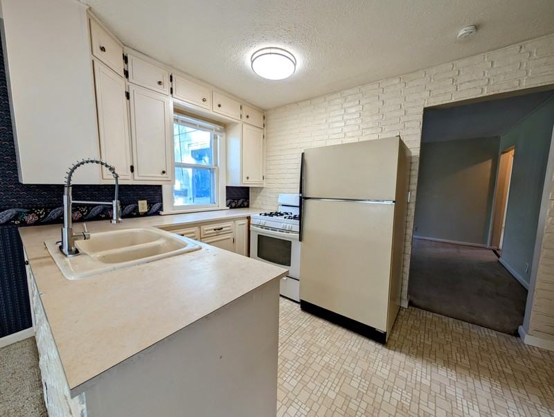 1216 Marion Ave - Photo 3 of 8