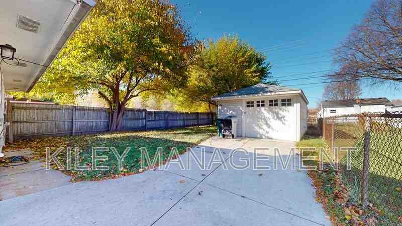 1621 E Meyers Ave - Photo 2 of 11
