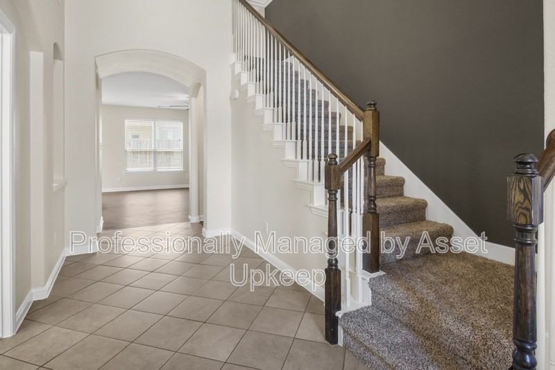 416 Crown Oaks Dr - Photo 2 of 31