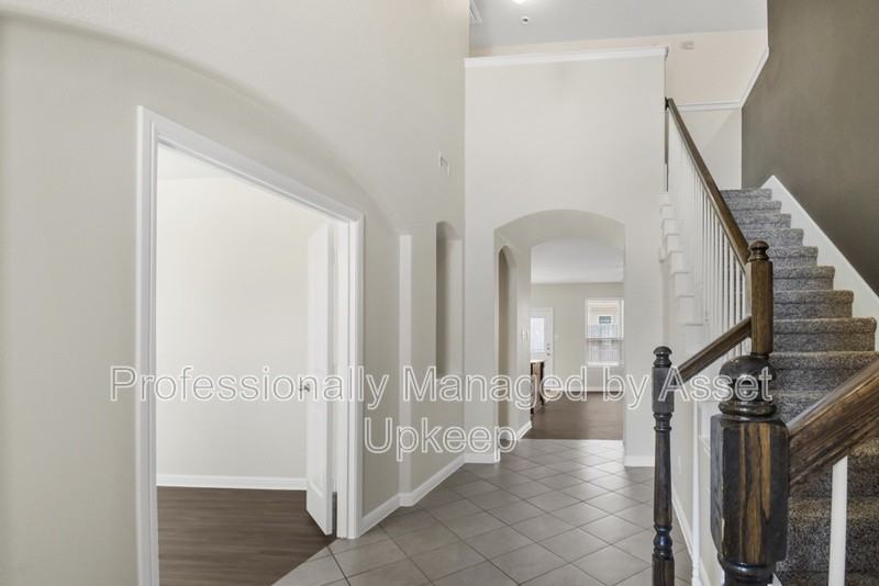 416 Crown Oaks Dr - Photo 3 of 31