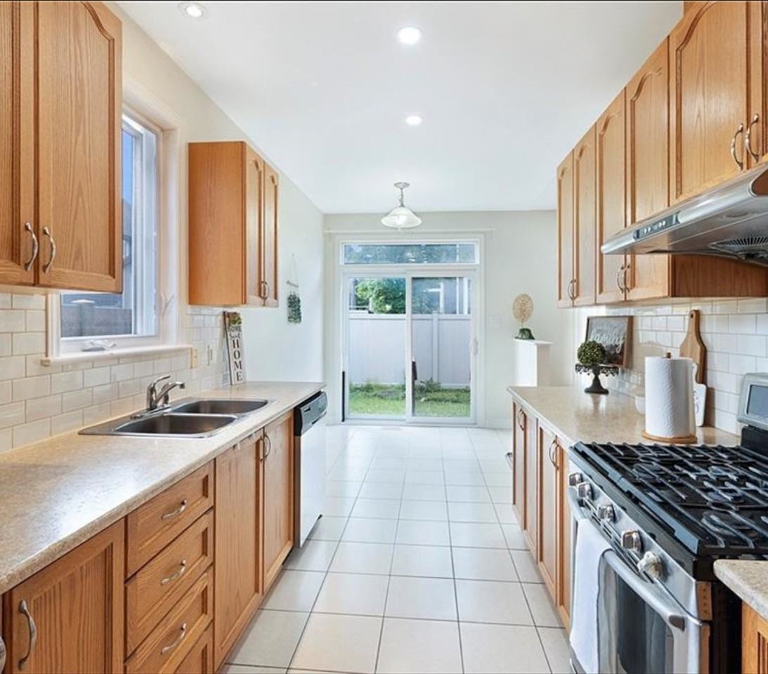 121 Highbury Park Dr - Photo 3 of 16