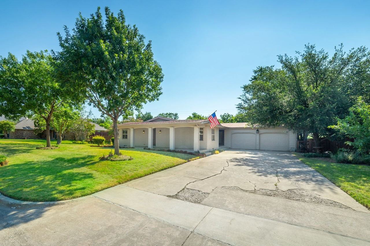 1049 Summerplace Ln - Photo 4 of 50