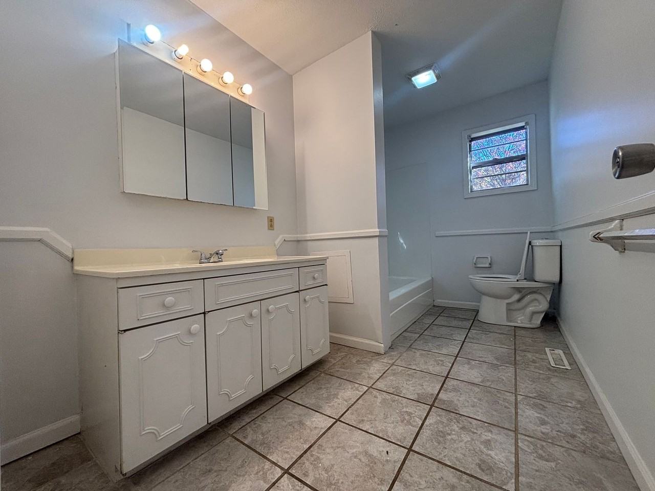 825 S Broadview Dr - Photo 4 of 17